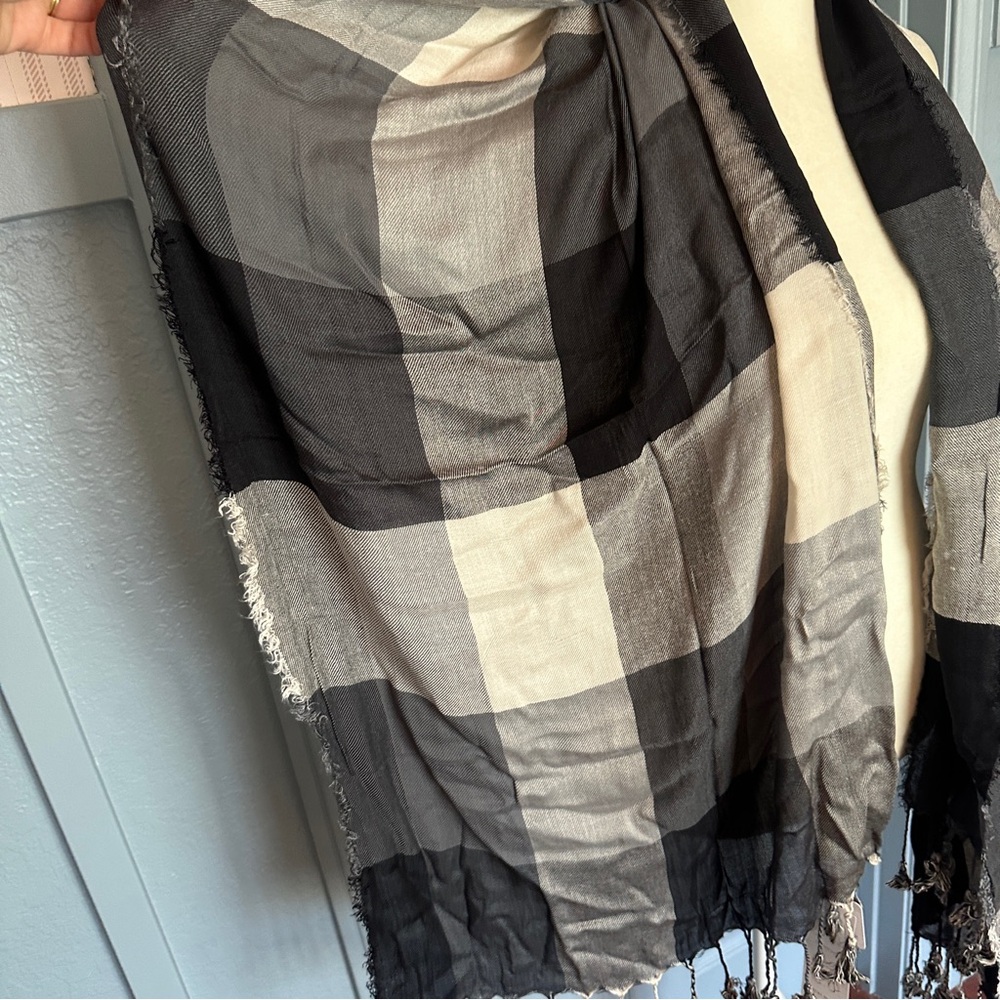 NWT Charming Charlie Black and Gray Plaid Buffalo Check Scarf - Picture 4 of 5